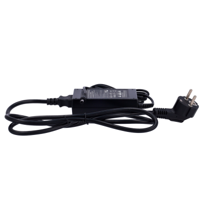 Adaptador de energia preto com cabo e ficha de plugue europeu