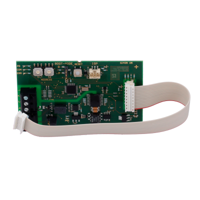 Placa eletrónica verde com componentes e fita plana cinzenta ligada