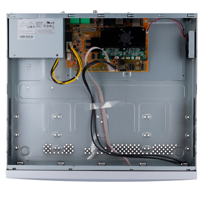 Interior de caixa metálica cinzenta de router/modem com placa circuito laranja e ventoinha preta