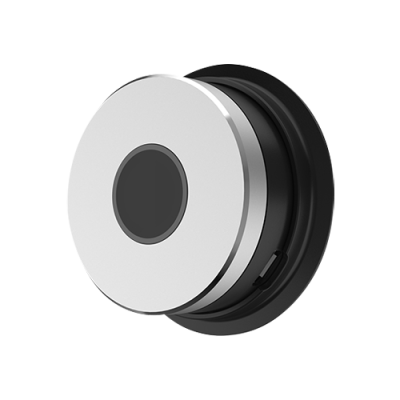 Dispositivo redondo prateado com centro branco e preto e base preta com entrada USB