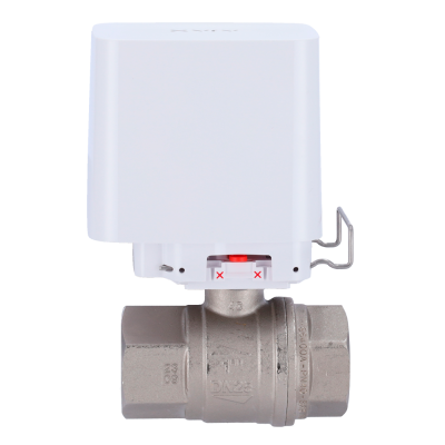 Válvula de esfera elétrica com atuador branco e corpo metálico