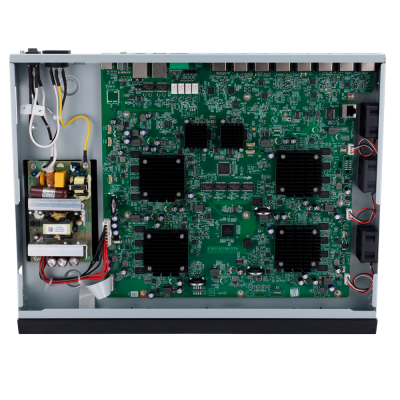 Circuito impresso verde com componentes eletrónicos e fios ligados numa caixa metálica aberta