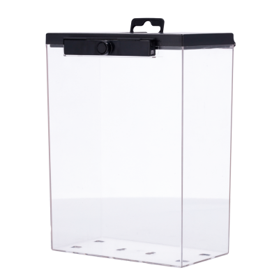 Caixa transparente retangular com tampa preta e alça na parte superior
