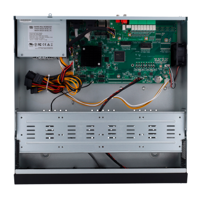 Interior equipamento eletrónico com placa de circuito verde e fios coloridos