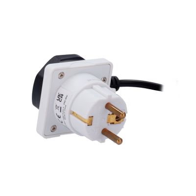 Tomada elétrica branca com pinos dourados e cabo preto