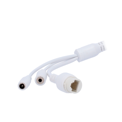 Adaptador branco com cabos RJ45 e conectores DC em fundo branco