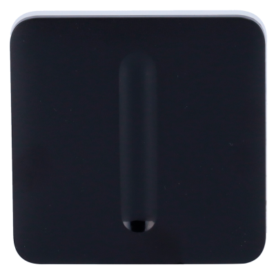 Placa quadrada preta com pega cilíndrica no centro