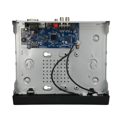 Dispositivo eletrônico aberto mostrando placa de circuito e conexões internas