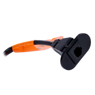Conector de rede RJ45 preto com cabo e fita isolante laranja sobre fundo branco.