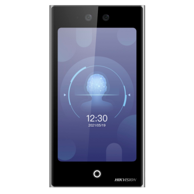 Dispositivo de reconhecimento facial preto com ecrã digital azul e logotipo HIKVISION