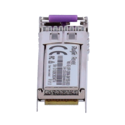 Módulo SFP metálico com etiqueta branca e pega roxa