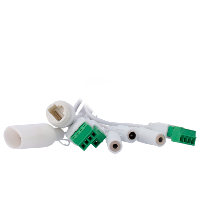 Cabos e conectores brancos e verdes ligados a suporte redondo branco