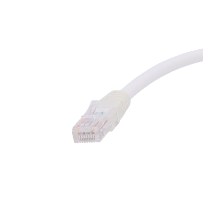 Cabo de rede Ethernet branco com conector RJ45 transparente