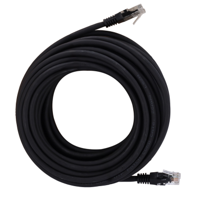 Cabo de rede preto enrolado com conectores RJ45 em caixa de papelão