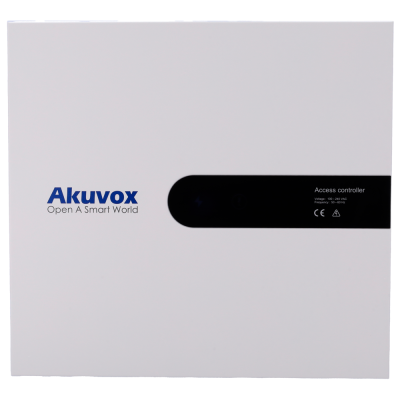 Controlador de acesso Akuvox branco com painel preto e texto azul e branco.