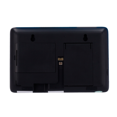 Painel traseiro preto de dispositivo eletrónico com compartimentos e entradas USB.