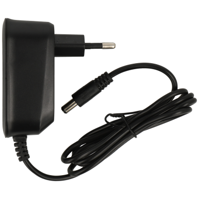 Carregador preto com ficha europeia e cabo enrolado