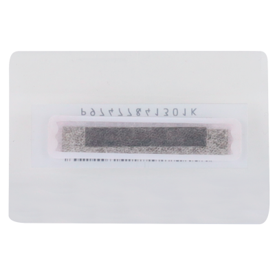 Cartão plástico branco translúcido com etiqueta adesiva e código alfanumérico