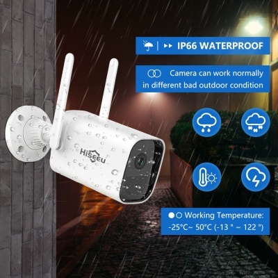 Câmara de vigilância Hiseeu branca à prova de água com antenas exteriores num cenário de chuva