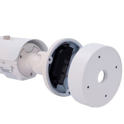 Câmara de vigilância branca aberta mostrando interior com conexões