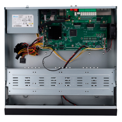 Interior de equipamento eletrônico com placa de circuito, fonte de alimentação DELTA e cabos coloridos.