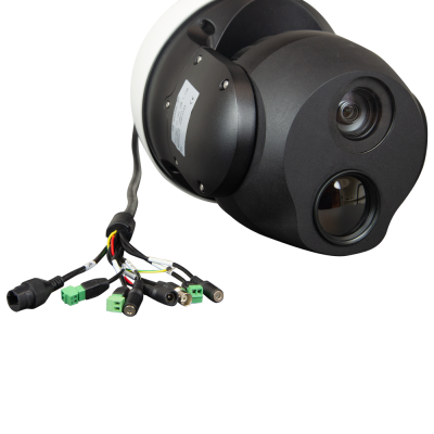 Câmara de vigilância preta e branca com vários cabos e conectores sobre fundo cinzento.