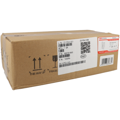 Caixa de cartão castanha com etiquetas e códigos, em fundo branco