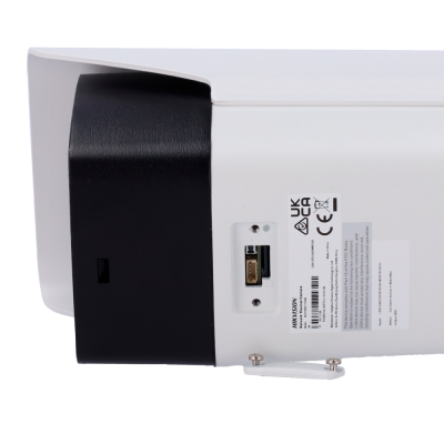 Câmara de segurança Hikvision de plástico branco e preto com porta USB e etiquetas visíveis