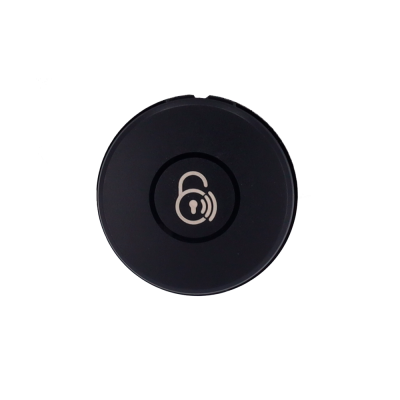 Superfície têxtil cinza com objeto redondo negro com ícone de cadeado aberto