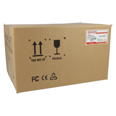 Caixa de cartão castanha com etiquetas e símbolos de manuseio, incluindo setas para cima e símbolo de frágil