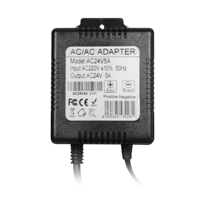 Adaptador AC/AC preto com etiqueta branca e cabos pretos