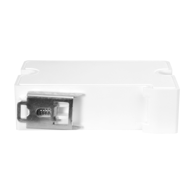 Conector branco retangular com componente metálico prateado