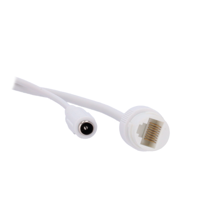 Cabo branco com conectores DC e RJ45 em fundo branco