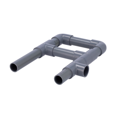 Conjunto de tubos de PVC cinza com conexões em ângulo e junções em Y