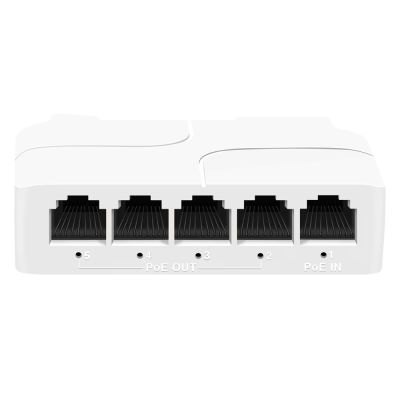 Painel com cinco portas RJ45 numeradas e etiquetas PoE IN e PoE OUT