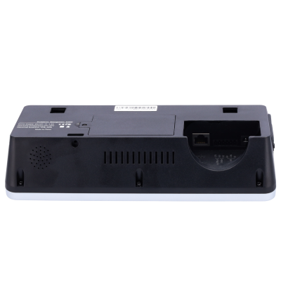 Dispositivo eletrónico preto com base branca e várias portas na parte traseira.