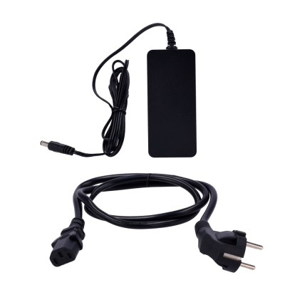 Adaptador de energia preto com cabo e ficha de tomada