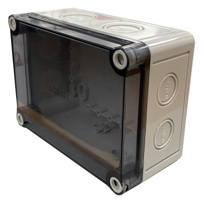 Caixa de derivação elétrica cinzenta com tampa fumada preta