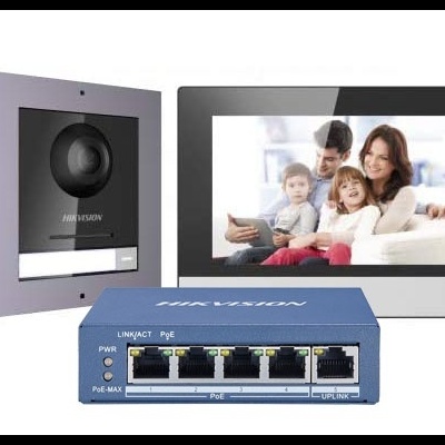 Sistema de videovigilância Hikvision com intercomunicador, monitor e switch PoE azul.