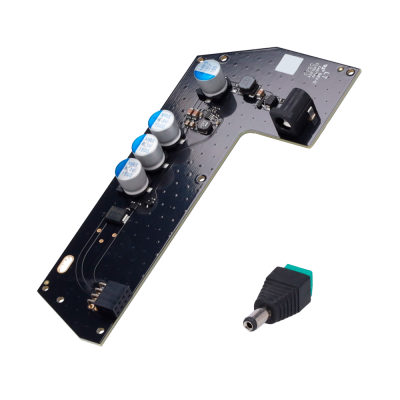 Placa eletrónica preta com condensadores azuis e adaptador de ficha preto e verde