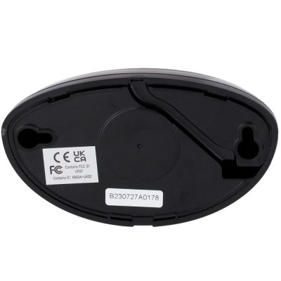 Base oval preta com etiquetas e fendas para fixação