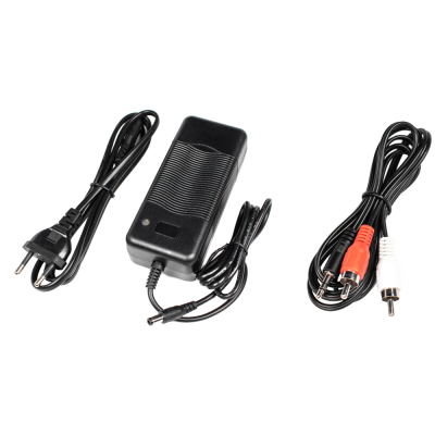 Carregador preto, cabo de alimentação e cabo AV preto com conectores RCA e jack