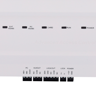 Dispositivo de controlo de acesso com etiquetas e conectores visíveis.