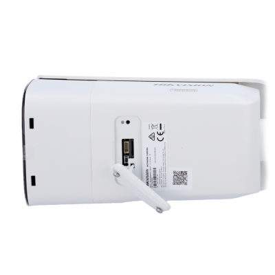 Câmara de rede branca Hikvision com porta USB e etiqueta técnica