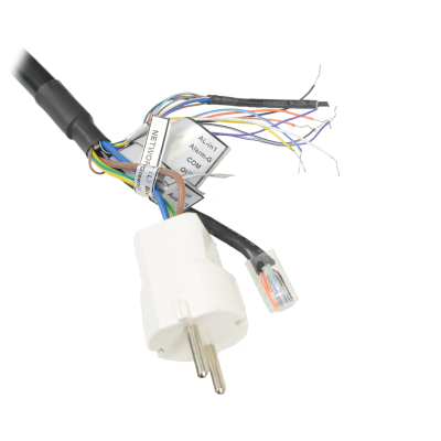 Fios elétricos coloridos com ficha de tomada branca e etiquetas com texto