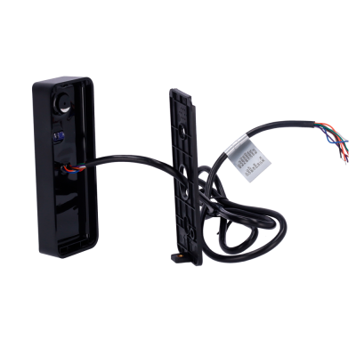 Peças de plástico preto unidas por cabo eletrónico com fios coloridos expostos e etiqueta com informações