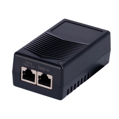 Adaptador preto com duas portas Ethernet, superfície com frisos e aberturas laterais