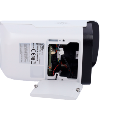 Câmara IP de vigilância branca com ranhura aberta e componentes internos visíveis