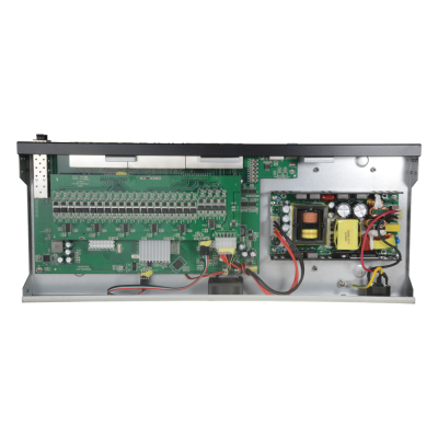 Equipamento eletrónico com placa de circuito e fonte de alimentação