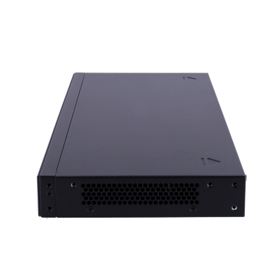 Caixa eletrónica preta com painel ventilado e superfície lisa